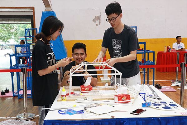参赛小组成员合作完成模型制作 best365手机版官方网站宣传部 隋明潓 摄0.jpg